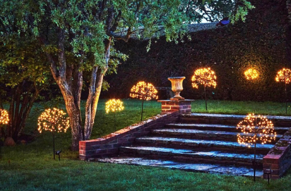 Taman dengan lampu taman yang cantik